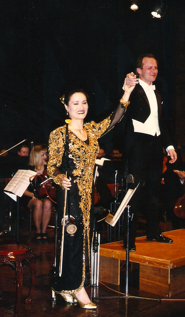 Xue Bing Chen performing at the QVB Ballroom (陈雪冰二胡演奏在皇后大厦舞厅）