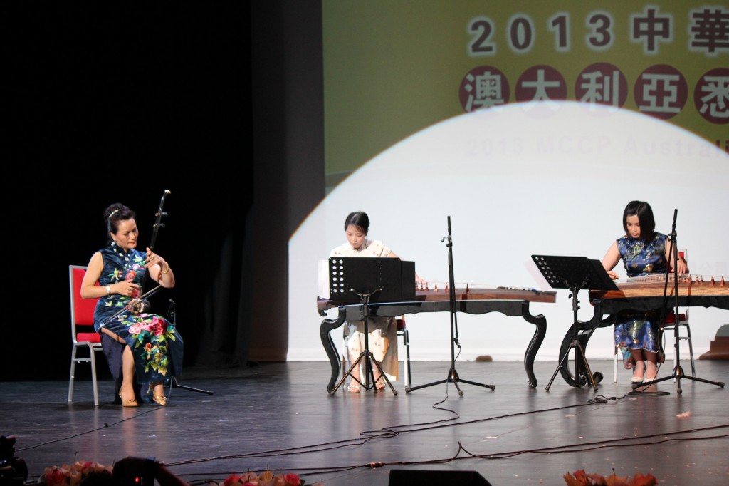 Xue Bing Chen Ensemble (left to right) erhu – Xue Bing Chen, guzheng  - Alice Chan, Chia Lee ( 13 July, 2013 - 2013 Phoenix TV Miss Chinese Cosmos Pageant Australia )